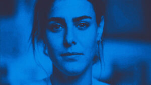 Black and blue picture of Marion, protagonist of the film :Cyberviolence can have a very serious impact on women’s lives.